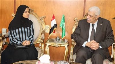 رئيس جامعة المنوفية يعزي الطالبة الفلسطينية فى عائلتها أثر العدوان الإسرائيلي على غزة