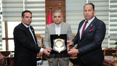 رئيس جامعة كفر الشيخ يكرم شعبان الخطيب رئيس اللجنه المنظمه لبطوله كأس العالم لرفع الاثقال لذوي الاحتياجات الخاصة