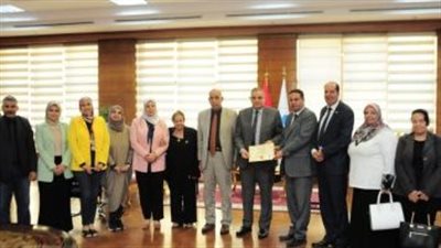 رئيس جامعة كفر الشيخ يسلم شهادة اعتماد برنامج علم الاجتماع بكلية الآداب