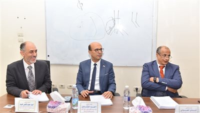 رئيس جامعة أسيوط يناقش رسالة دكتوراه بمستشفى القلب الجامعي