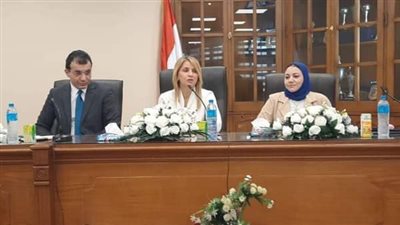 عميدة كلية الآداب بجامعة عين شمس تكرم أوائل الخريجين لدفعتى ٢٠٢٢ و٢٠٢٣