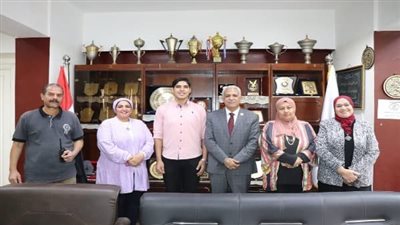 مدير تعليم العاصمة يكرم أمين اتحاد طلاب مدارس الزيتون التعليمية