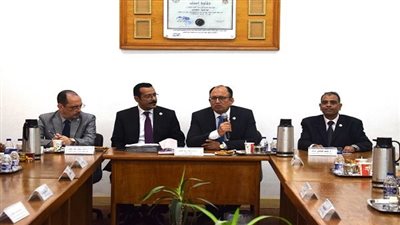 رئيس جامعة حلوان يشهد اجتماع مجلس كلية التربية ويؤكد على أهمية التطوير والابتكار وتعزيز التعاون