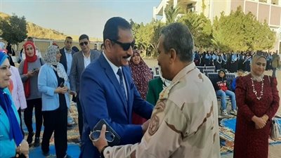 وكيل تعليم الجيزة والمستشار العسكرى للمحافظة يشهدان عرضا عسكريا بمدرسة أبو رواش الثانوية الصناعية المشتركة للتأسيس العسكرى