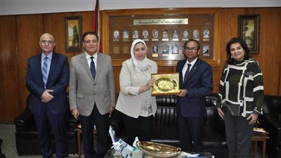 عميد كلية ألسن جامعة عين شمس تستقبل سفير كمبوديا لبحث سبل التعاون