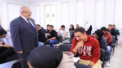 رئيس جامعة القاهرة يتفقد أول اختبارات الميد تيرم بجامعة القاهرة الدولية