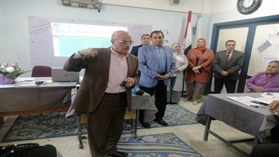 مدير التعليم العام والتجريبيات يتابع ختام البرنامج التدريبي بشأن تفعيل دور المدرسة في تعزيز الوعي المجتمعي في ضوء التحول الرقمي