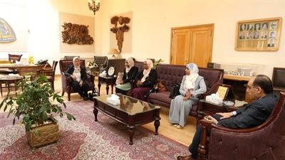 رئيس جامعة الزقازيق يستقبل وفدًا من الاتحاد الأفرو آسيوي للتكوين المهني والتقني الناشئ