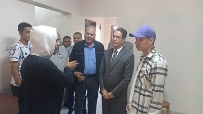 رئيس جامعة بنها يشهد توزيع النظارات الطبية على طلاب مدارس طوخ