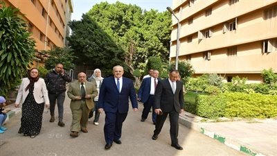 رئيس جامعة القاهرة يتفقد عمليات التطوير بالمدينة الجامعية ويناقش الطالبات في مستوى الأداء بالمدينة