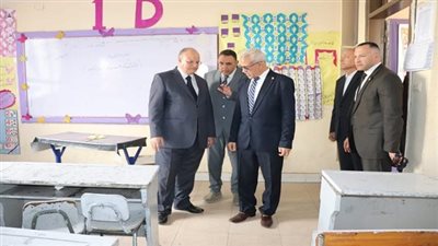 يرافقه مدير التعليم.. محافظ القاهرة يتفقد اللجان الانتخابية فى المدارس