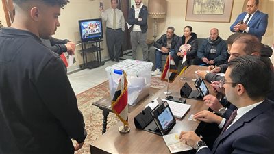 أعضاء الجالية في مدريد يحتشدون للإدلاء بأصواتهم بالانتخابات 