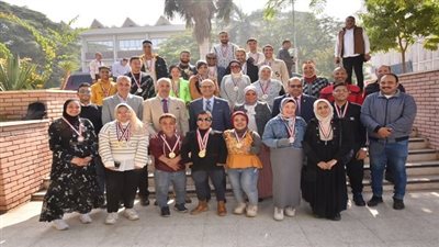 رئيس جامعة أسيوط يشارك الطلاب ذوى الإعاقة الإحتفال بيومهم العالمي