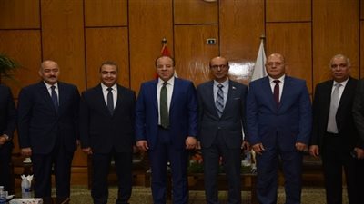 رئيس جامعة سوهاج يناقش رسالة دكتوراة بقسم العظام بمستشفي الإصابات بجامعة أسيوط