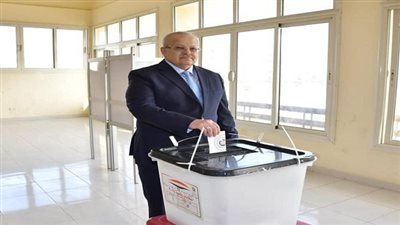 رئيس جامعة القاهرة يدلى صوته في الانتخابات الرئاسية ويدعو المصريين للمشاركة الإيجابية