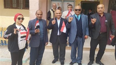 وكيل تعليم مطروح يشارك في العملية الانتخابية ويدلي بصوته أمام لجنة الوافدين