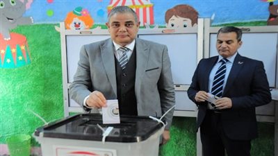 رئيس جامعة كفر الشيخ يشارك في بداية الانتخابات الرئاسية ويدلي بصوته