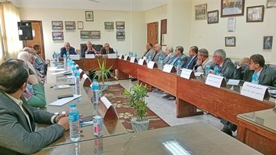 عصام فرحات يعقد اجتماعا مع أعضاء هيئة التدريس والقيادات بجامعة المنيا