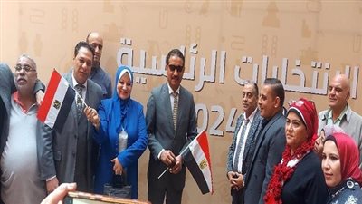 مدير تعليم الجيزة يدلى بصوته بلجنة مدرسة الفؤاد بالهرم 