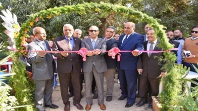 رئيس جامعة أسيوط يفتتح 