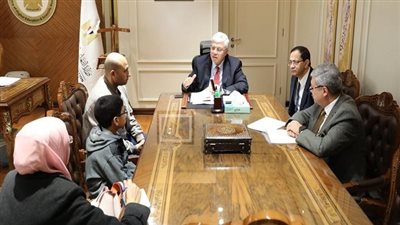 وزير التعليم العالي يجتمع مع أسرة الطفل العبقري ويوافق على قبوله في جامعة زويل