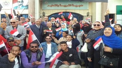 وكيل تعليم مطروح يتزعم مسيرة ضخمة لدعم المعلمين فى الانتخابات الرئاسية