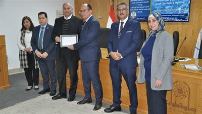 رئيس جامعة حلوان يكرم أفضل ٤٠ باحثا على مستوى الجامعة