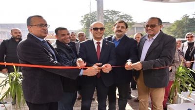 على مستوى الصعيد.. رئيس جامعة أسيوط يفتتح أول وحدة متنقلة للتبرع بالدم