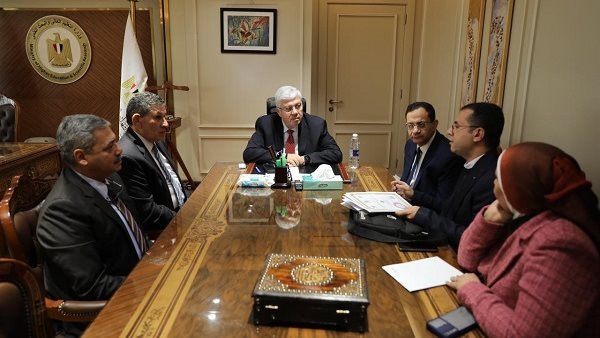 الدكتور ايمن عاشور