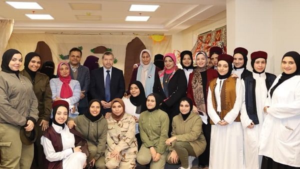 النجار يفتتح المعرض