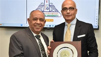 جامعة عين شمس تكرم القائم بأعمال عميد كلية الزراعة 