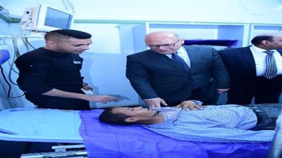 إصابة 17 معلمًا في حادث بطريق دار السلام ورئيس جامعة سوهاج يطمئن على المصابين