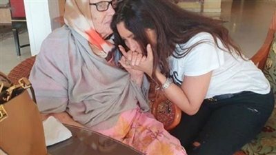 الفنانة لطيفة.. وفاة والدتها تحطم قلوب محبيها