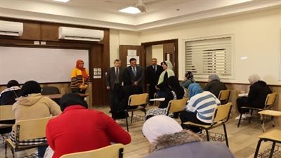 جامعة مطروح.. رئيس الجامعة يتفقد سير امتحانات الفصل الدراسي الأول