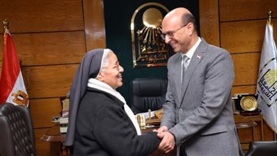 في لفتة إنسانية..رئيس جامعة أسيوط يستقبل مُعلمته خلال المرحلة الإبتدائية 