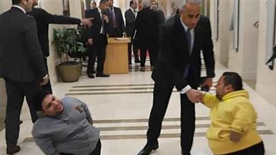 وزير العمل يستقبل مواطنا من 