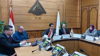 رئيس جامعة بنها يقود جلسة تعريفية بشأن مسابقة الجامعة الخضراء الذكية