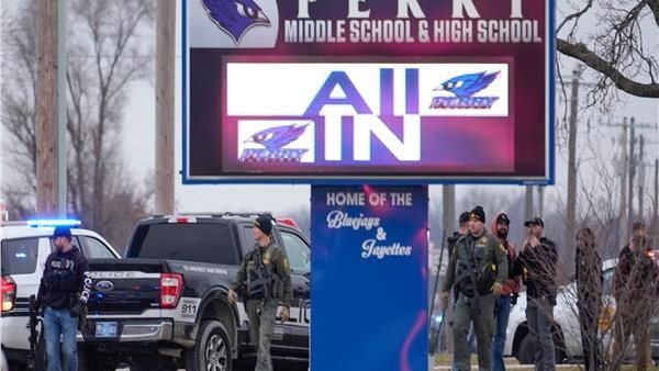 طالب يطلق النار على