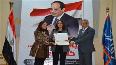 مجلة حواء تكرم كلية الإعلام للمشاركة في حملة 