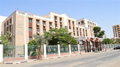 مستشفي سوهاج الجامعي تنجح في إستخراج سيخ حديد اخترق رقبة عامل