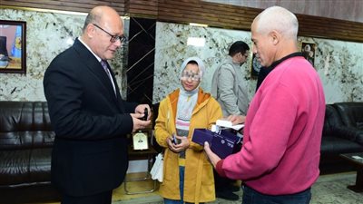 أخبار الجامعات.. رئيس جامعة سوهاج يسلم طالبة من ذوي الإعاقة السمعية سماعة طبية عالية الكفاءة