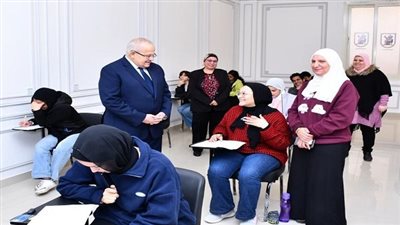 رئيس جامعة القاهرة يشدد على ضرورة الالتزام بمواصفات الورقة الامتحانية