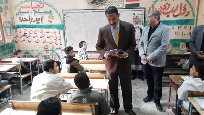 مدير تعليم الجيزة يتفقد عدة لجان بإدارتي شمال الجيزة والوراق.