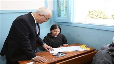 وزير التربية والتعليم يتفقد امتحانات الفصل الدراسى الأول للشهادة الإعدادية بالجيزة