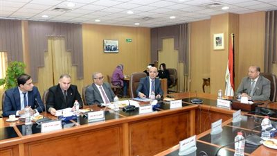 رئيس جامعة المنصورة يلتقي وفدا من رجال الأعمال ومستثمري المناطق الصناعية بالدلتا 