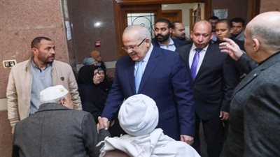 رئيس جامعة القاهرة يبدأ جولة مفاجئة للعيادات الخارجية بالمنيل التخصصى