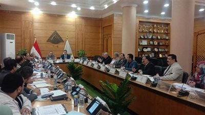 رئيس جامعة بنها يناقش وضع السياسة العامة لأنشطة التحول الرقمي