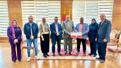 رئيس جامعة كفر الشيخ يسلم شهادة اعتماد معمل الميكروبيولوجيا لعميد كلية الطب البشري