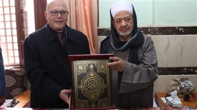 رئيس جامعة سوهاج يؤدي صلاة الجمعة مع شيخ الازهر