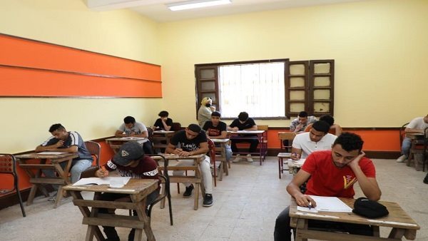 طالب يؤدي اختبار